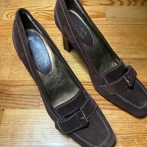 Adorable vintage Nine West suede buckle heels.